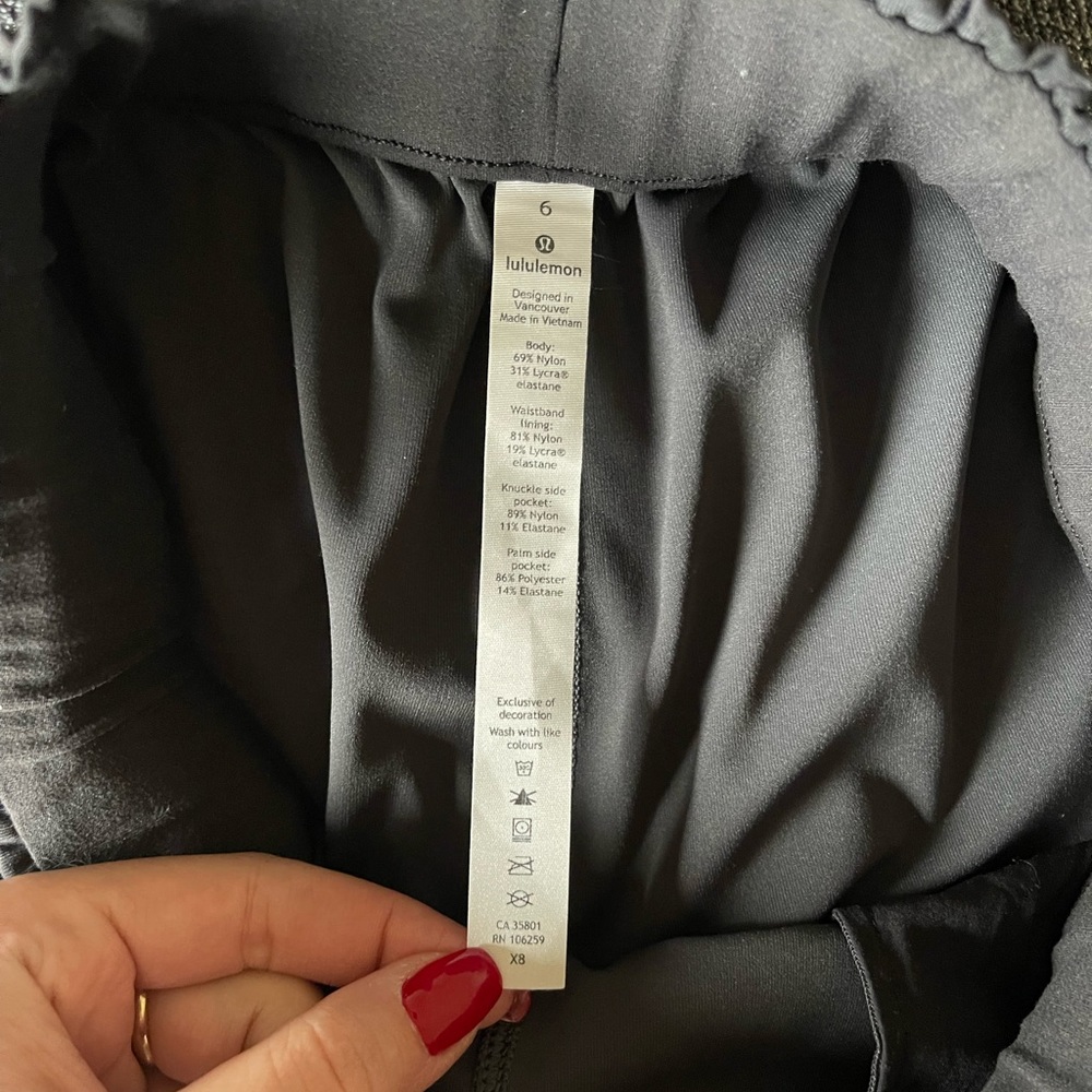 Stretch High-Rise Pant 7/8 Length IN BLACK CAMO! Women’s size 6!! 🖤 - Picture 5 of 5